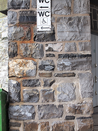 Grauwacke-Mauerwerk in der Sperrmauer des Möhnesees im Sauerland, Von Arnoldius - Eigenes Werk, CC BY-SA 3.0, commons.wikimedia.org/w/index.php